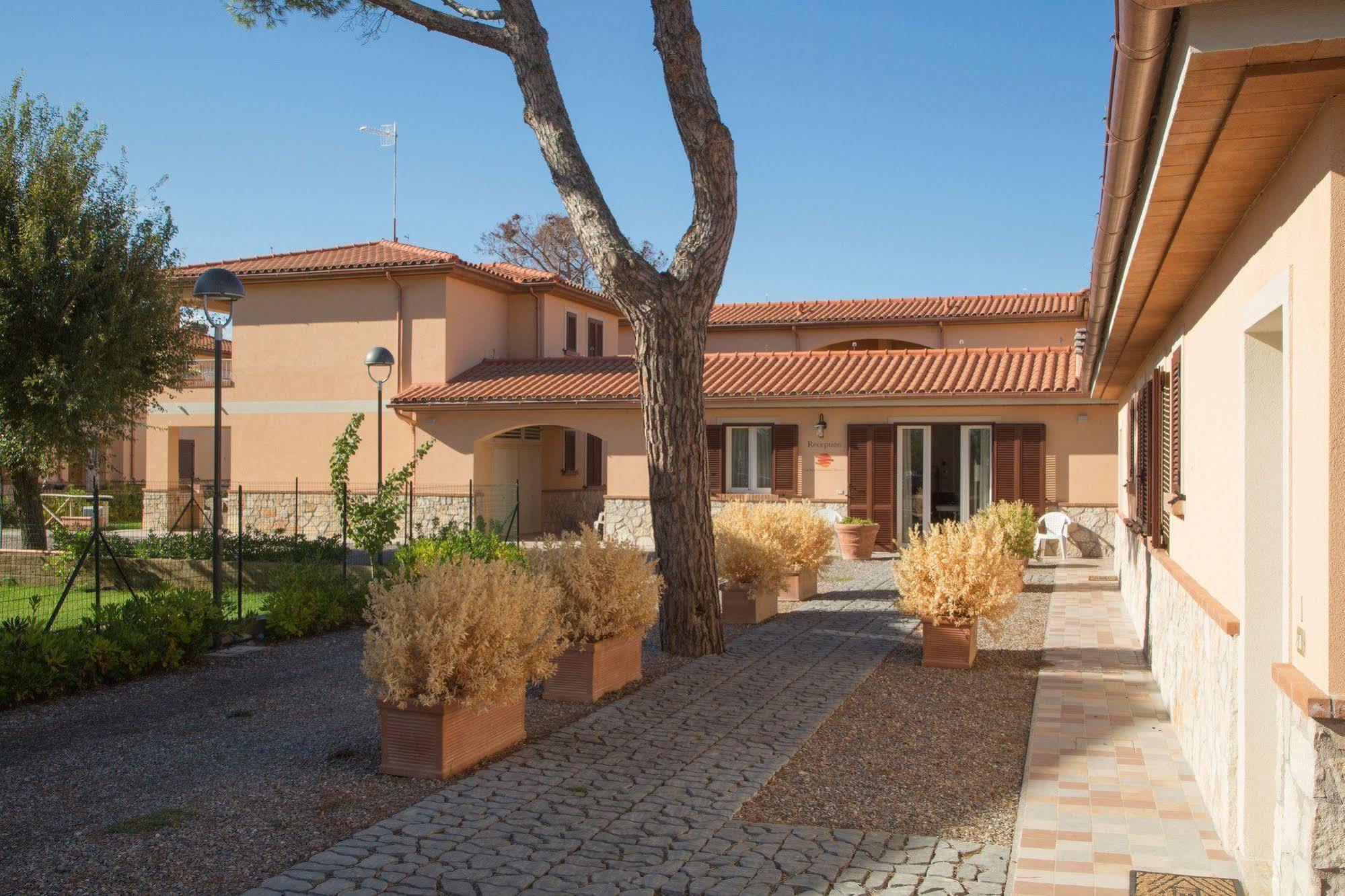 La Residenza Del Golfo Aparthotel Puntone di Scarlino Exteriör bild
